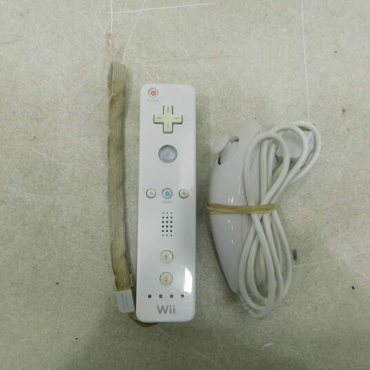 Nintendo Wii w/ controller, nunchuck, & 2 Games image number 7