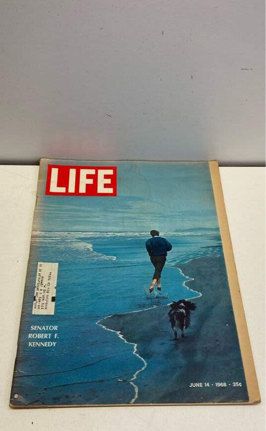 Lot of Vintage LIFE Magazine Issues from the Late 60s image number 4