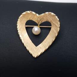 14K Gold FW Pearl Textured Heart Brooch 3.0g alternative image