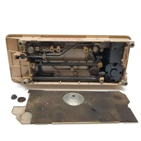 Vintage Singer Sewing Machine Model 401A image number 6