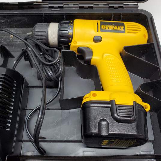 DeWalt DW927 3/8 (10mm) VSR Cordless Drill/Driver, Untested For Parts/Repair image number 3