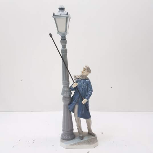 Lladro Porcelain  Lamplighter 5.205 Ceramic  Figurine image number 4