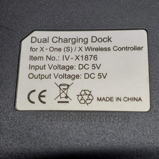 Oivo Dual Charging Dock For Xbox One Controllers P/R image number 3