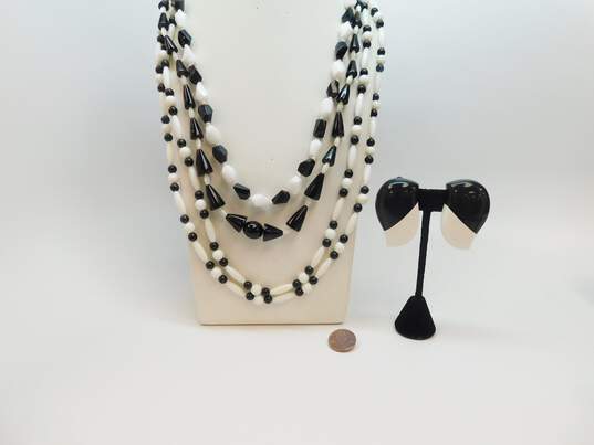 Les Bernard & Vintage Goldtone Black & White Plastic Beaded Layering Necklaces & Abstract Chunky Clip On Earrings 116.7g image number 4