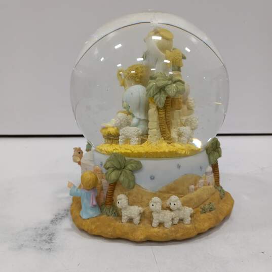 Enesco Precious Moments Away in a Manger Musical Snowglobe image number 2