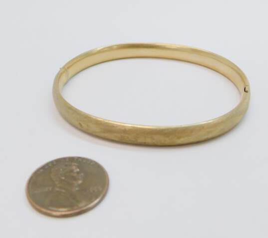 14K Gold Lattice Etched Textured Puffed Oval Hinged Bangle Bracelet 8.1g image number 3