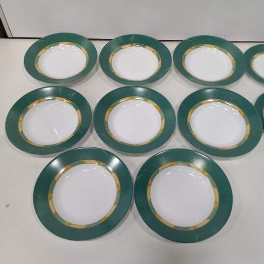 Arcopal Bundle of Sixteen Dinnerware Plates image number 2
