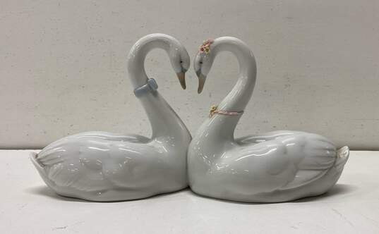 LLADRO Kissing Swans Endless Love Hand Made Porcelain Swans image number 1