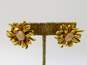 Vintage Oscar de la Renta Gold Tone & Pink Rhinestone Cabochon Flower Earrings 17.9g image number 2