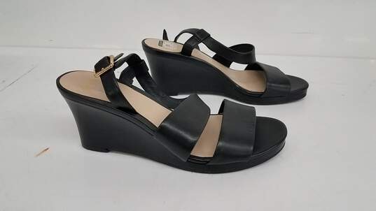 Cole Hann Black Wedge Sandals Size 6.5B image number 2