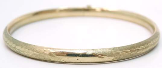 (G) 10K Yellow Gold Etched Leaves & Textured Hinged Bangle Bracelet 4.1g image number 3