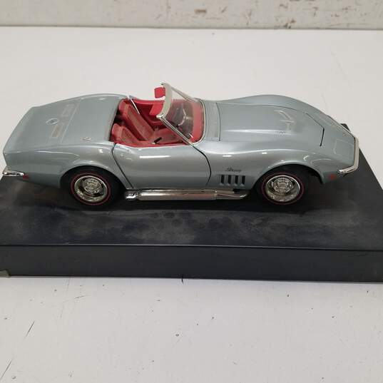 1:18 Scale Blue 1969 Chevy Corvette Sting Ray Convertible Diecast by Revell No Box image number 6