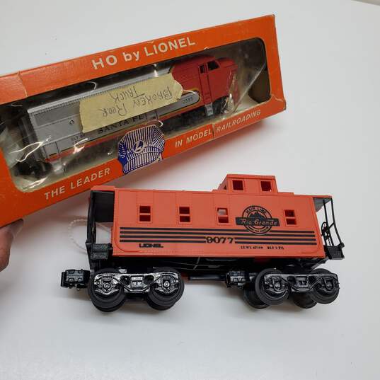 Lot of 2 Lionel Model Trains - 1 Santa Fe engine in box - Untested image number 2