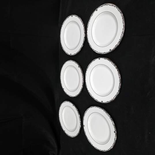 Lenox Coronet Platinum Dessert Plates 6pc Bundle image number 1