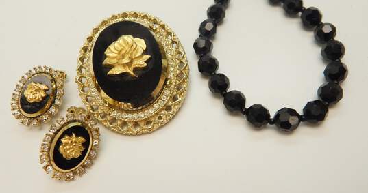 VNTG Black Glass Beaded Necklace & Gold Tone Floral Brooch & Earrings 93.0g image number 5