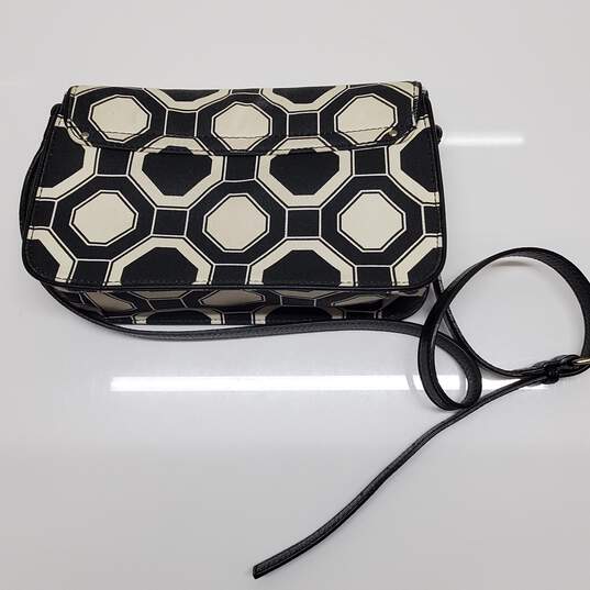 Kate Spade Black & White Geometric Crossbody Handbag AUTHENTICATED image number 2