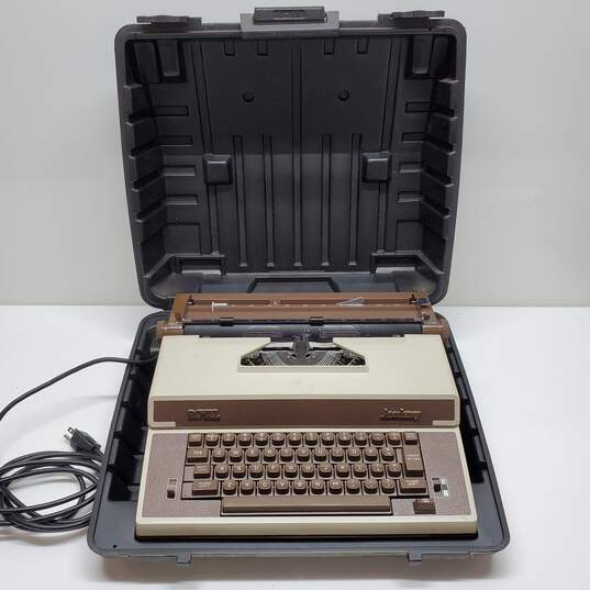 VTG Royal Business Machines Royal Academy Typewriter with Case Untested P/R image number 1