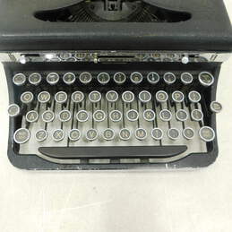 Vintage Royal Quiet De Luxe Portable Manual Typewriter alternative image