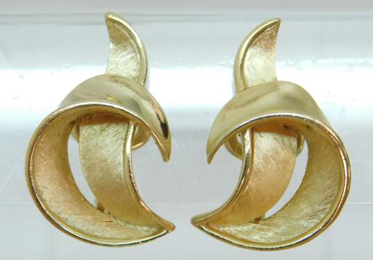 Vintage Crown Trifari Faux Pearl Textured Gold Tone Clip On Earrings 32.1g image number 2