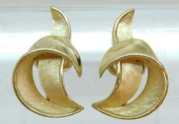 Vintage Crown Trifari Faux Pearl Textured Gold Tone Clip On Earrings 32.1g alternative image