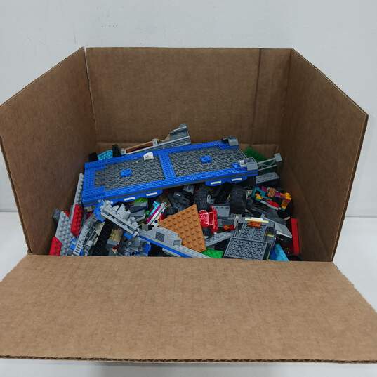 8.5lb Bundle of Mixed Variety Building Blocks and Pieces image number 1