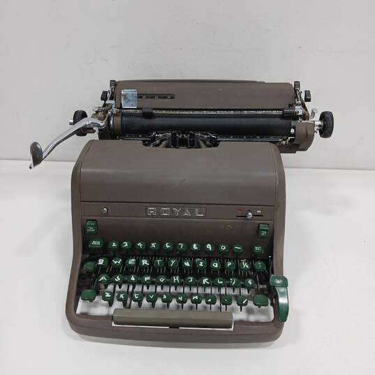 Vintage Royal HHE Desktop Manual Typewriter image number 1