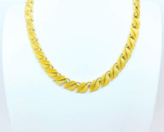 VNTG Crown Trifari Gold Tone Leaf Necklace 52.0g image number 1