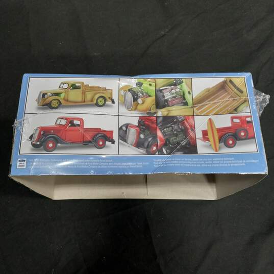 Revell 1:25 Scale '37 Ford Pickup 2'N1 with Surfboard Model  Kit image number 4