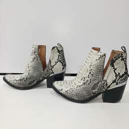 Jeffrey Campbell Cromwell Women's Snake Patterned Ankle Size 8.5 Boots alternative image