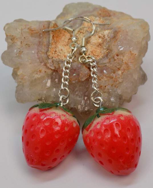 VNTG Mixed Materials Cottagecore Kawaii Strawberry Earrings & Pendant Necklace image number 4