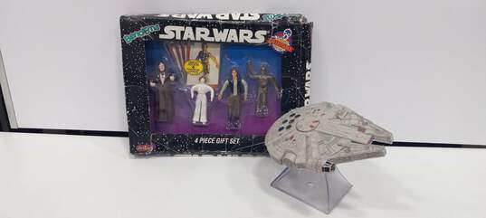 Pair of Star Wars Toys image number 1