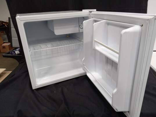 Magic Chef MCBR170W Free Standing Chest Freezer image number 1