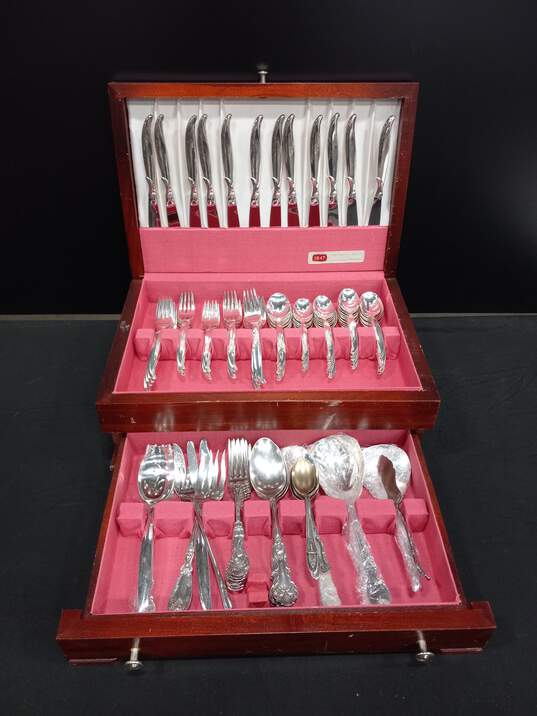 1847 Rogers Bros America's Finest Silverplate Flatware Set In Tarnish-Resisting Chest image number 1