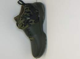 Nike Team Hustle D8 (gs) Boys sneakers 881941-301 Size: 6Y Green Camouflage