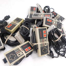20 Nintendo NES Controllers