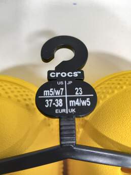 Unisex Yellow Crocs Shoes Size 5/7 New With Tag alternative image