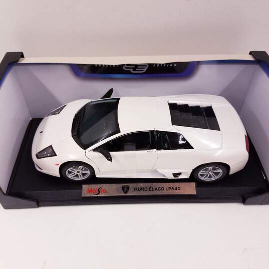 Maisto Special Edition 1:18 Scale Murcielago LP640 Lamborghini-White image number 9