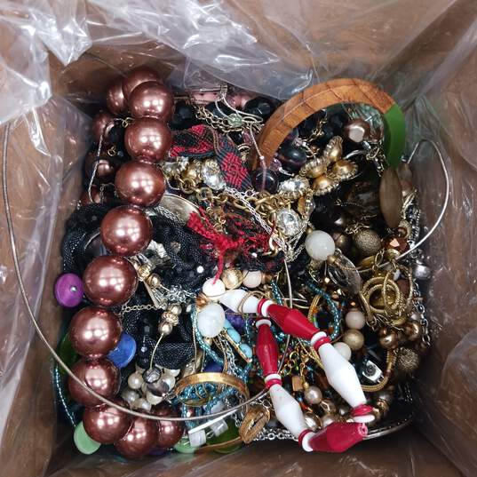 8.7lbs Bulk Lot of Mixed Fashion Costume Jewelry image number 4