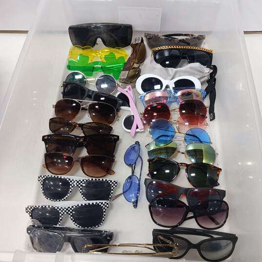 Shade Stash: Bulk Box of Sunglasses Assortment - 5.15lbs image number 1