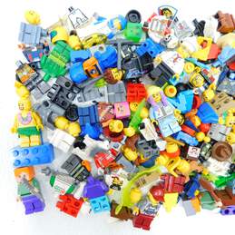 9.2 Oz. LEGO Miscellaneous Minifigures Bulk Lot alternative image