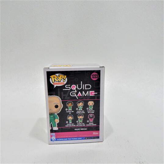 Funko Pop TV Squid Game Masked Manager 1231 & Player 001 Oh Il-Nam 1223 Vinyl Figures image number 5