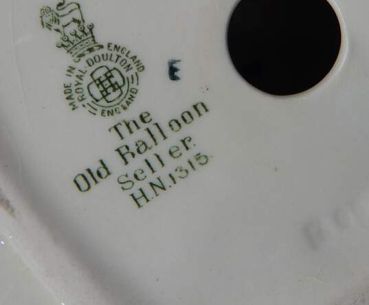 Vintage Royal Doulton Figurine The Old Balloon Seller HN1315 image number 5