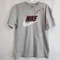 Gray Nike t shirt with autograph S image number 1