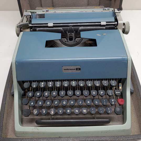 Untested Vintage 1960's Olivetti Underwood 21 Portable Typewriter and Case image number 2