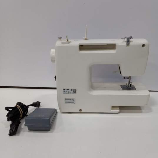 Brother Sewing Machine Model LS-2125I w/ Pedal & Travel Bag image number 3