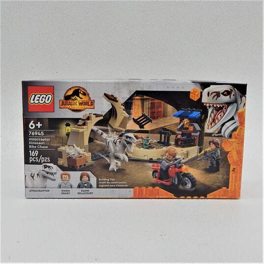 LEGO 76943 Pteranodon Chase and 76945 Atrociraptor Dinosaur: Bike Chase image number 6