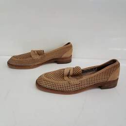 Vince Camuto Beige Loafers Size 6.5M alternative image