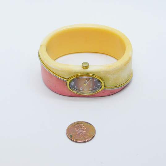 Vintage Dior Bulova 7943 Goldtone Pink & Cream Bakelite Hinged Bangle Bracelet Watch 37.4g image number 5