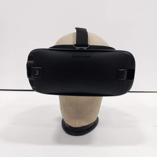 Samsung Gear VR Oculus Headset Only Model SM-R323 image number 2