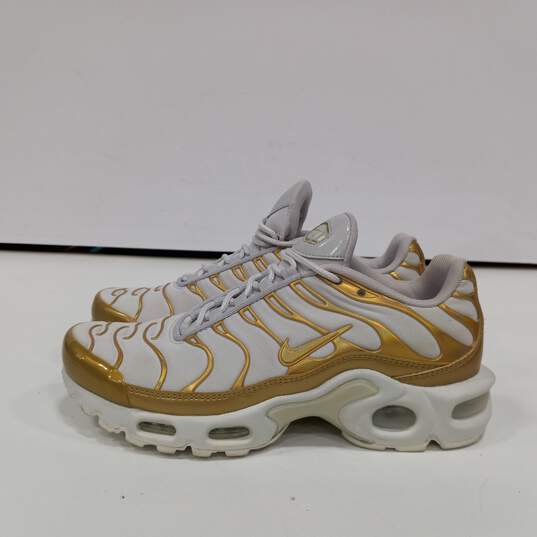Nike Air Max Plus Size 6 White And Gold Tone Women's Shoes image number 3